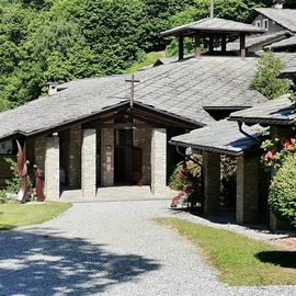 Lo spettacolo del monastero e della natura
